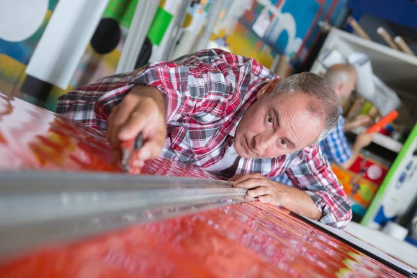 Fabrieksarbeider Verwijdert Metalen Bramen — Stockfoto