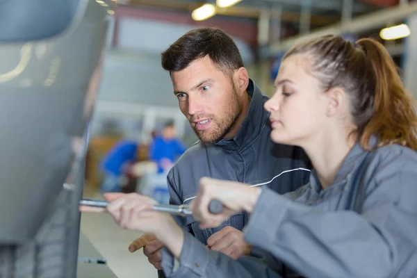 Automechanikerin Führt Weibliche Auszubildende Zum Reifenwechsel — Stockfoto