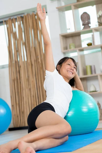 Woman Training Yoga Mat — Stock Photo, Image