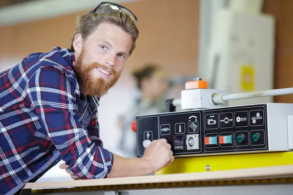 Glücklicher Junger Mann Der Eine Maschine Bedient — Stockfoto