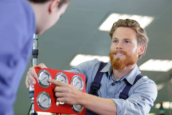 Portret Van Mannelijke Ingenieur Die Machine Fabriek Werkt — Stockfoto