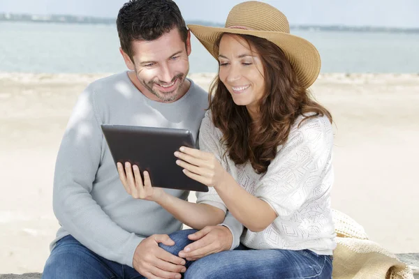 Casal Maduro Com Tablet Beira Mar Livre — Fotografia de Stock