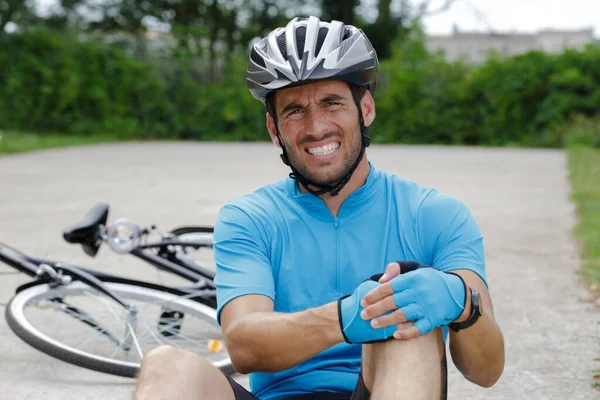 Uomo Caduto Dalla Bici Parco — Foto Stock