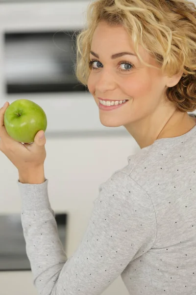 Femme Mangeant Pomme Verte Gros Plan Isolé Sur Fond Blanc — Photo