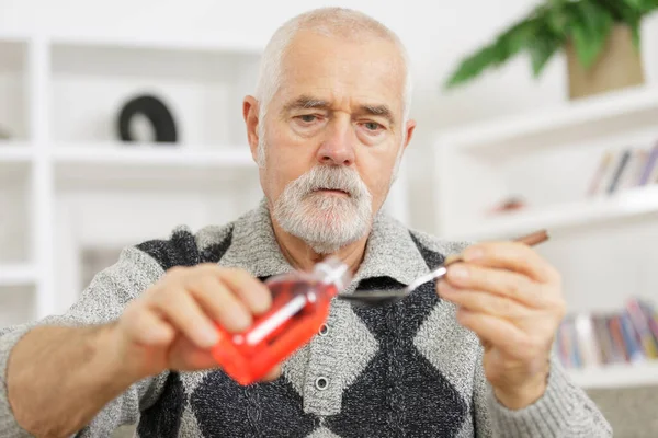 Kranke Ältere Kundin Nimmt Hustenmittel — Stockfoto