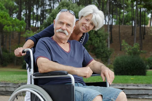 Seniorin Aus Pflegeheim Park — Stockfoto