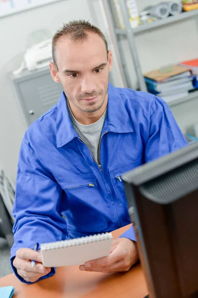 Trabalhador Tomar Notas Tela Computador — Fotografia de Stock