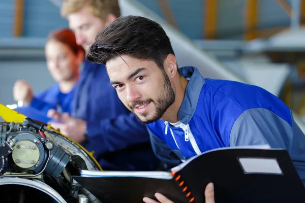 Apprendista Meccanico Che Tiene Blocco Motore Garage — Foto Stock