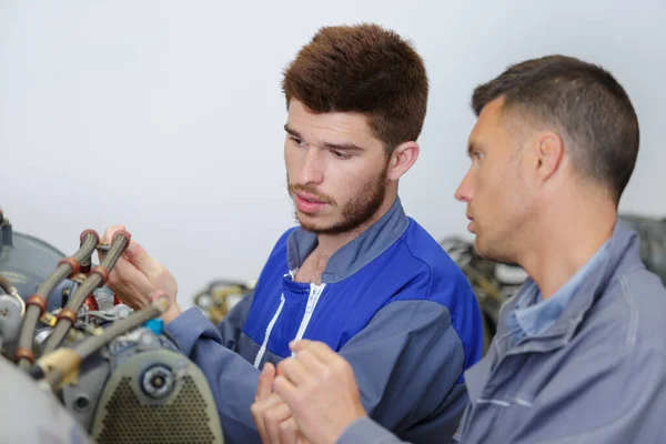 Lehrer Hilft Schülern Bei Ausbildung Zum Kfz Mechaniker — Stockfoto