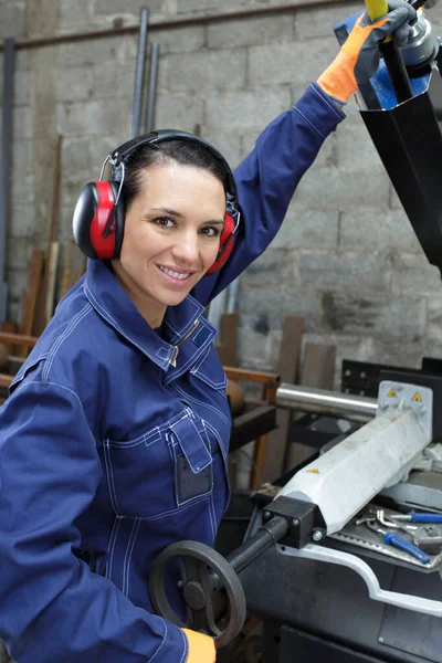 Kvinna Som Arbetar Fabrikslager — Stockfoto