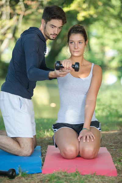 Photo Jeunes Couples Exerçant Ensemble Dans Parc — Photo