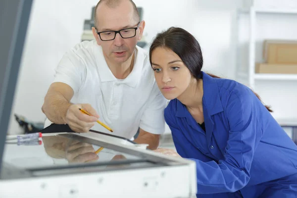 Gerente Que Supervisa Una Aprendiz — Foto de Stock