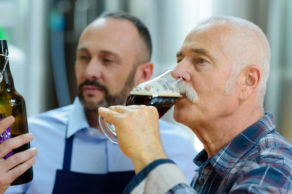 Senior Gentleman Degustazione Birra Artigianale — Foto Stock