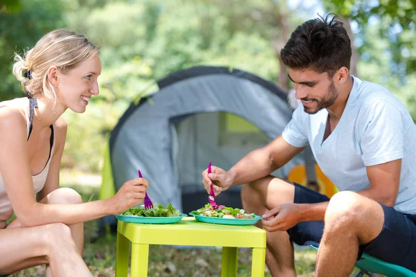 若い夫婦はテントの外で食事をし — ストック写真