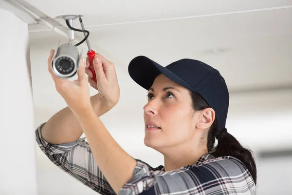 Électricien Femme Installant Caméra Sécurité — Photo