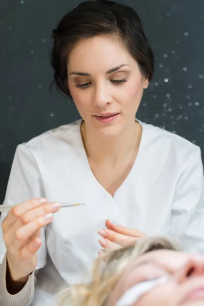 Master Doing Eyelash Therapy — Stock Photo, Image