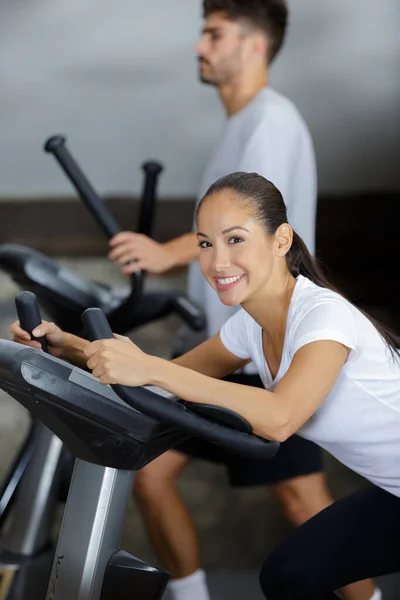 Persone Che Calpestano Macchina Passo Palestra — Foto Stock