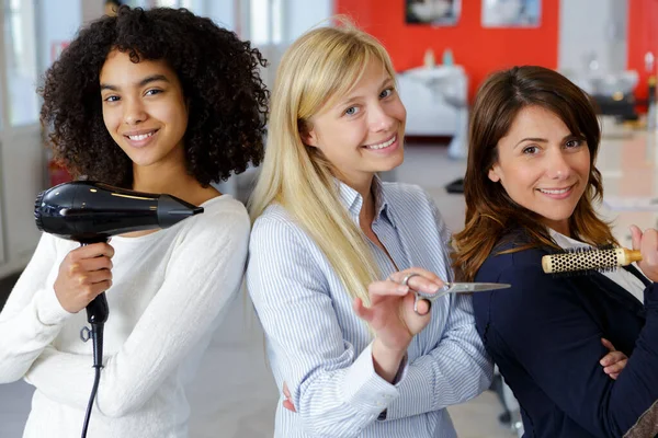 Vrouwelijke Haarstylisten Kijken Naar Camera — Stockfoto