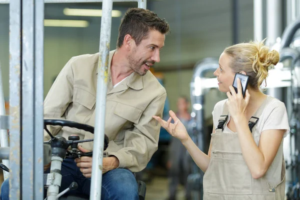 Forklift Bir Adam Bayan Meslektaşımla Konuşuyor — Stok fotoğraf