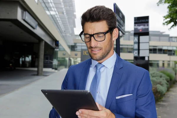 Jonge Zakenman Met Tablet Buiten — Stockfoto