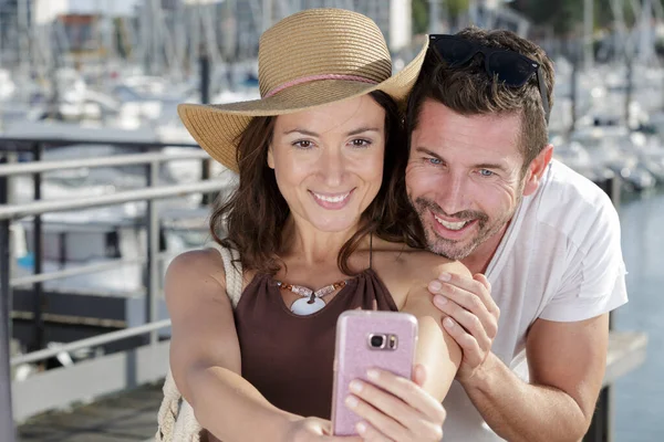 Coppia Vacanza Scattando Selfie Con Smartphone — Foto Stock