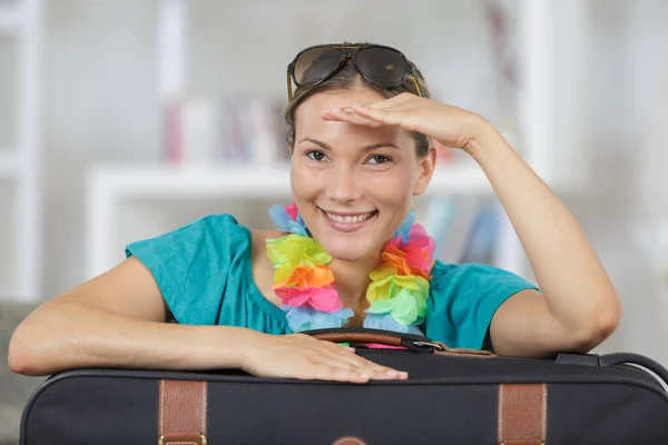 Mujer Posando Junto Maleta Vacaciones —  Fotos de Stock