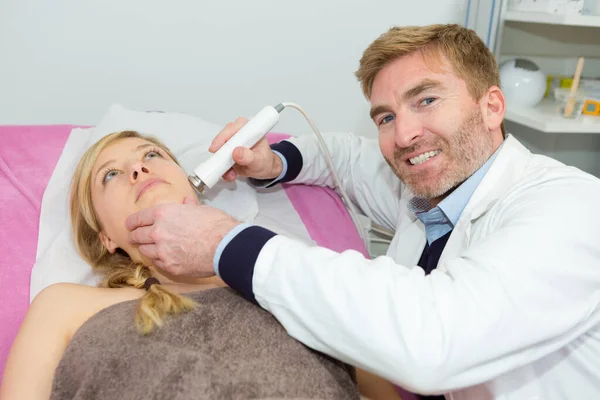 Kvinna Som Ligger Hos Kosmetologer Laserbehandling — Stockfoto