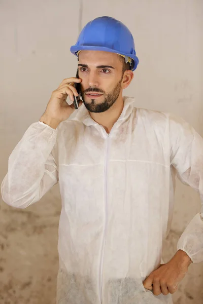 Αρσενικό Οικοδόμος Φορώντας Φόρμες Μιλώντας Στο Τηλέφωνο — Φωτογραφία Αρχείου