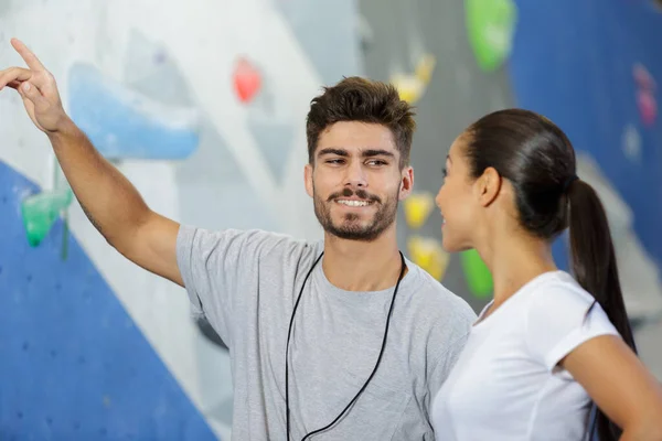 Glad Man Och Kvinna Pratar Inomhus Klättring Gym Vägg — Stockfoto