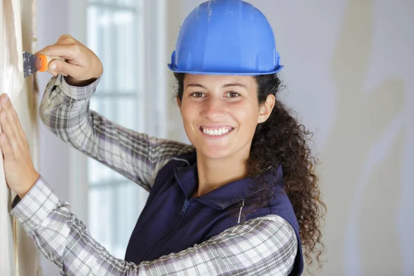 Ung Lycklig Kvinnlig Byggare — Stockfoto