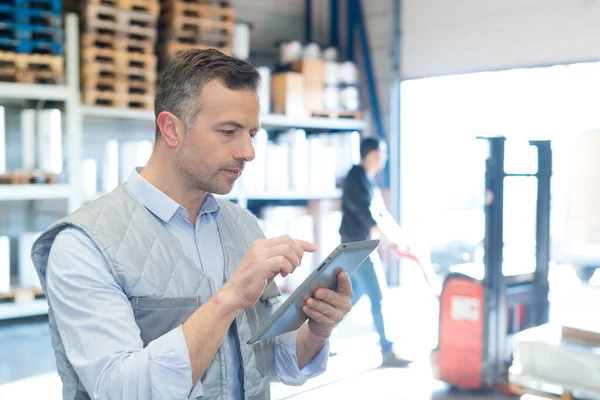 Lagerleiter Inspiziert Sein Tablet — Stockfoto