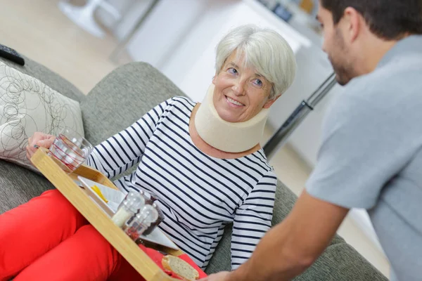 Man Serverar Måltid Till Skadade Kvinnan — Stockfoto