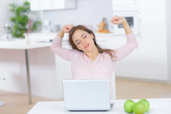 Jovem Mulher Alongando Casa — Fotografia de Stock