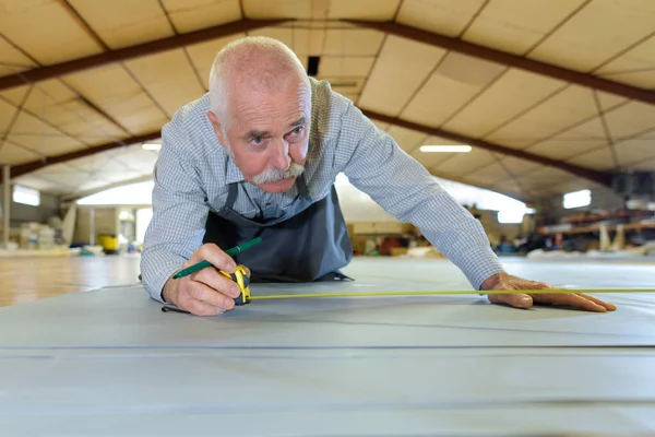 Homem Sênior Trabalhando Sua Oficina — Fotografia de Stock