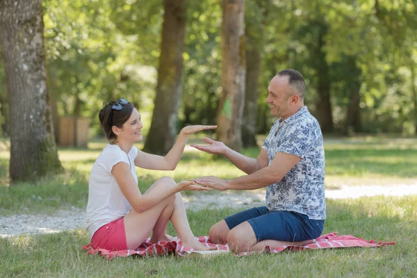 Ett Vackert Par Parken — Stockfoto