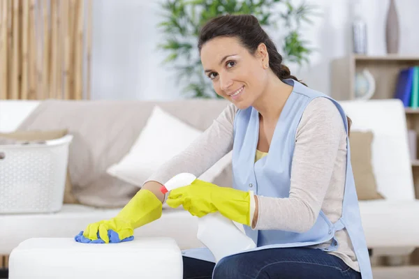 Vrouw Het Schoonmaaktijd — Stockfoto