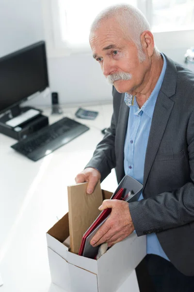 Depressief Senior Man Verzamelen Zijn Bezittingen — Stockfoto