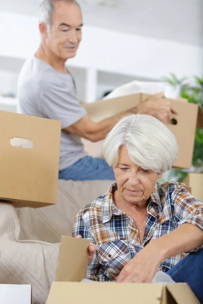 Ouder Paar Met Verhuisdozen Nieuwe Thuis — Stockfoto