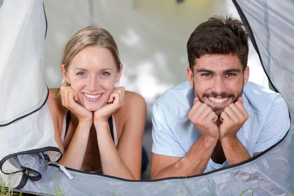 Retrato Atraente Jovem Casal Olhando Para Fora Porta Tenda — Fotografia de Stock