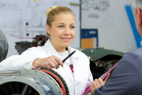 Strahlmechanikerin Bei Der Arbeit — Stockfoto