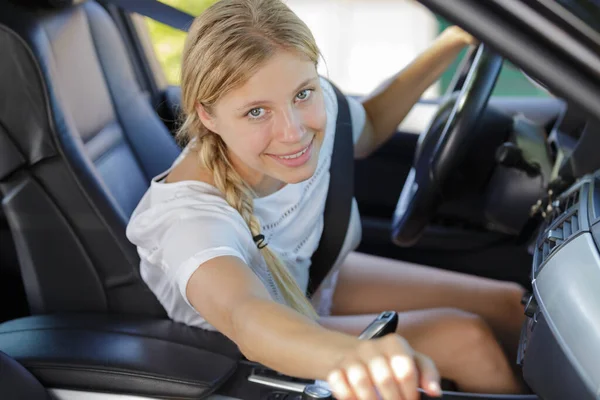 Frau Zieht Handgriff Autotür Von Innen Öffnen — Stockfoto