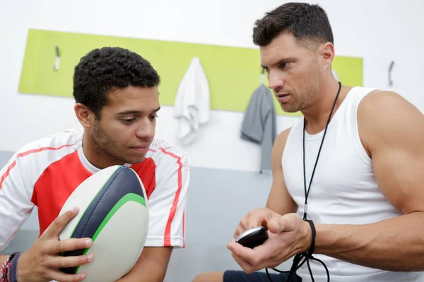 Treinador Rugby Mostrando Cronômetro Para Jovem Jogador — Fotografia de Stock