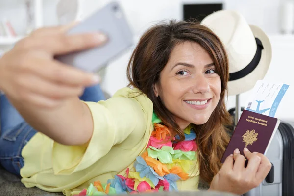 Jovencita Tomando Selfie Misma Sosteniendo Pasaporte —  Fotos de Stock