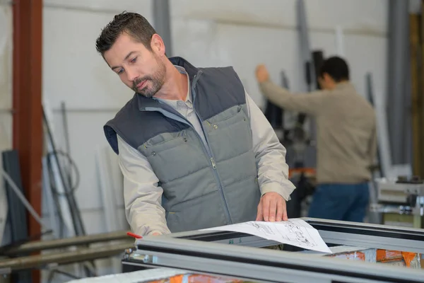 Bir Rafta Pvc Pencere Profili Arayan Fabrika Işçisi — Stok fotoğraf