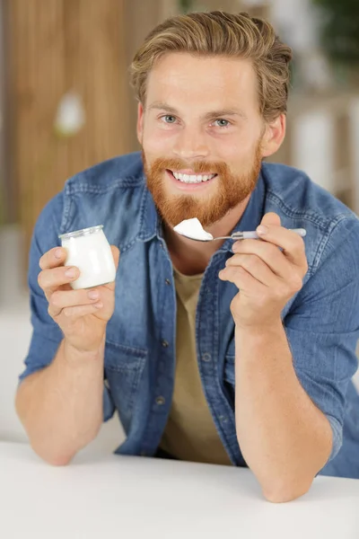 Vrolijke Jonge Aziatische Man Eten Yoghurt Als Ontbijt — Stockfoto