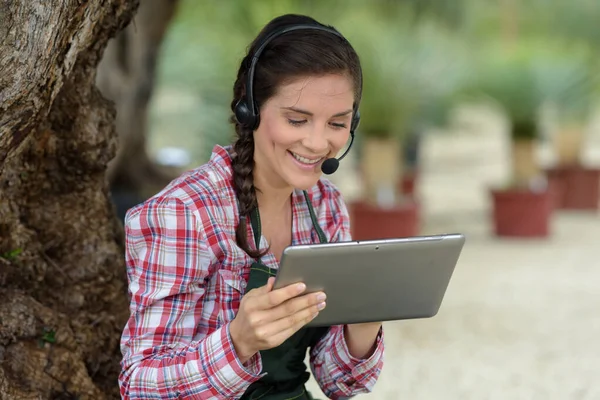 Gelukkig Vrouwelijke Tuinman Met Behulp Van Een Tablet Buiten — Stockfoto