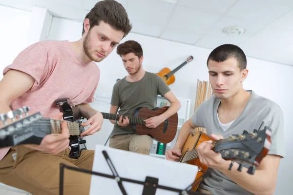 Retrato Três Jovens Guitarristas — Fotografia de Stock