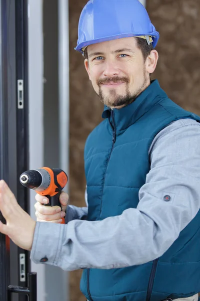 Porträt Eines Gutaussehenden Reparateurs Mit Bohrmaschine — Stockfoto