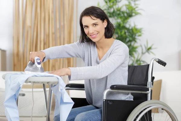 Primer Plano Mujer Discapacitada Planchando Camisa — Foto de Stock