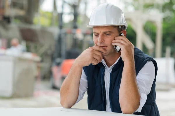 Arbetare Overaller Och Vit Hjälm Telefonen — Stockfoto